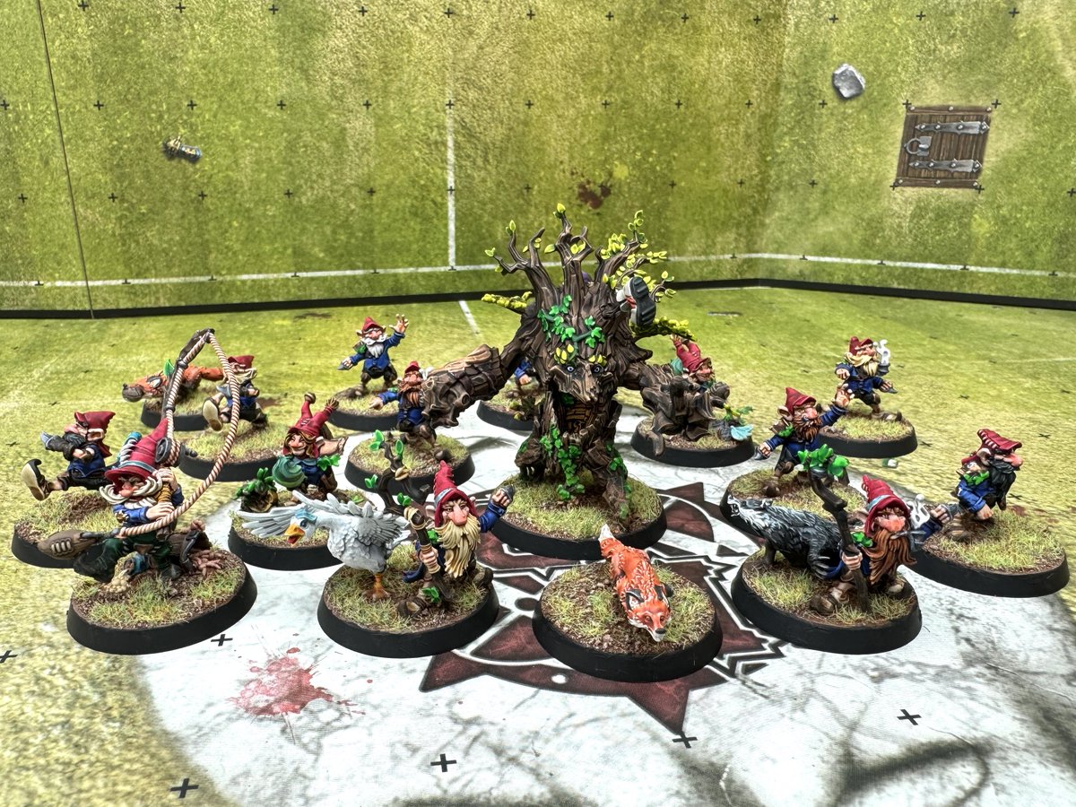 amysnuggs7's tweet photo. #Ad

GW sent me the Gnome Blood Bowl team and Rodney Roachbait. I love this team but unfortunately I didn’t have the time to paint them myself. Tim @timdabossdavis had the pleasure of working on them and did a great job. 1/2

#AdWIP #BloodBowl #WarhammerCommunity https://t.co/22ICZyZ7C6