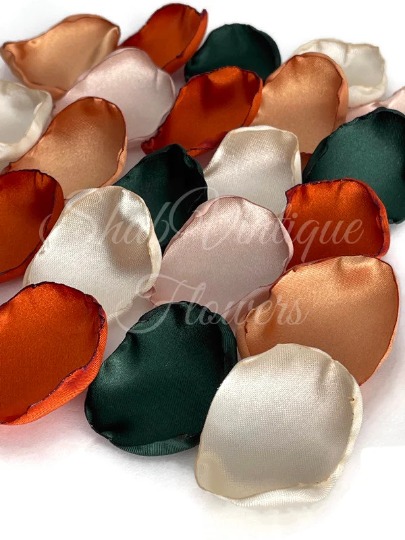 Say 'I Do' in style with our exquisite mix of Emerald, Rust, Old Gold, Ivory, and Champagne flower petals 🌹 Perfect for crafting a rustic charm to… dlvr.it/T58xqW #weddings #bridalshower #weddingaisledecor #weddingday #groomtobe2025 #wedding #bohowedding #flowers