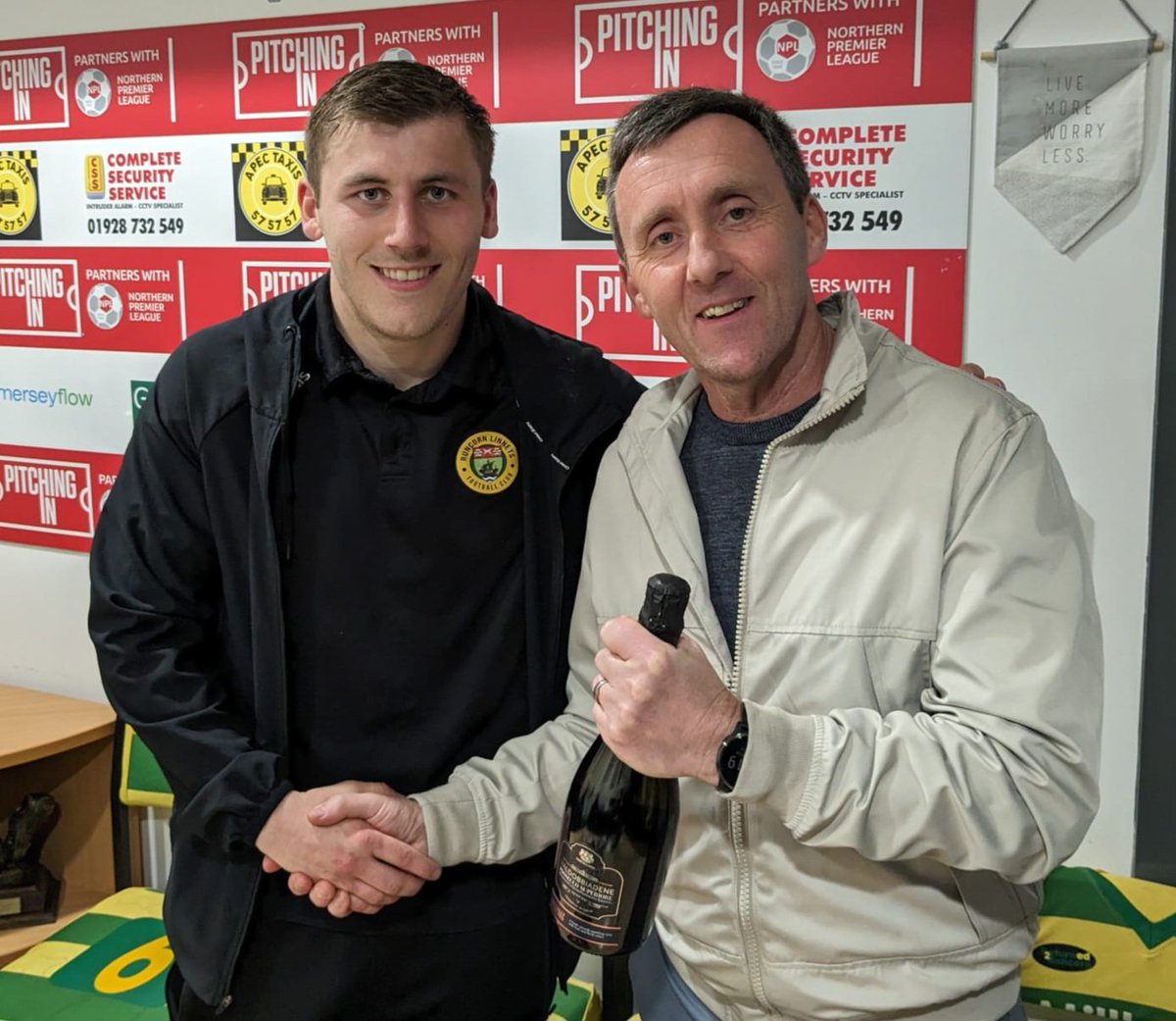 🟡🟢 | MAN OF THE MATCH was presented by Carl Burge on behalf of match sponsors 'MDB Gas Ltd' to Lewis Doyle after today's home win against Mossley.