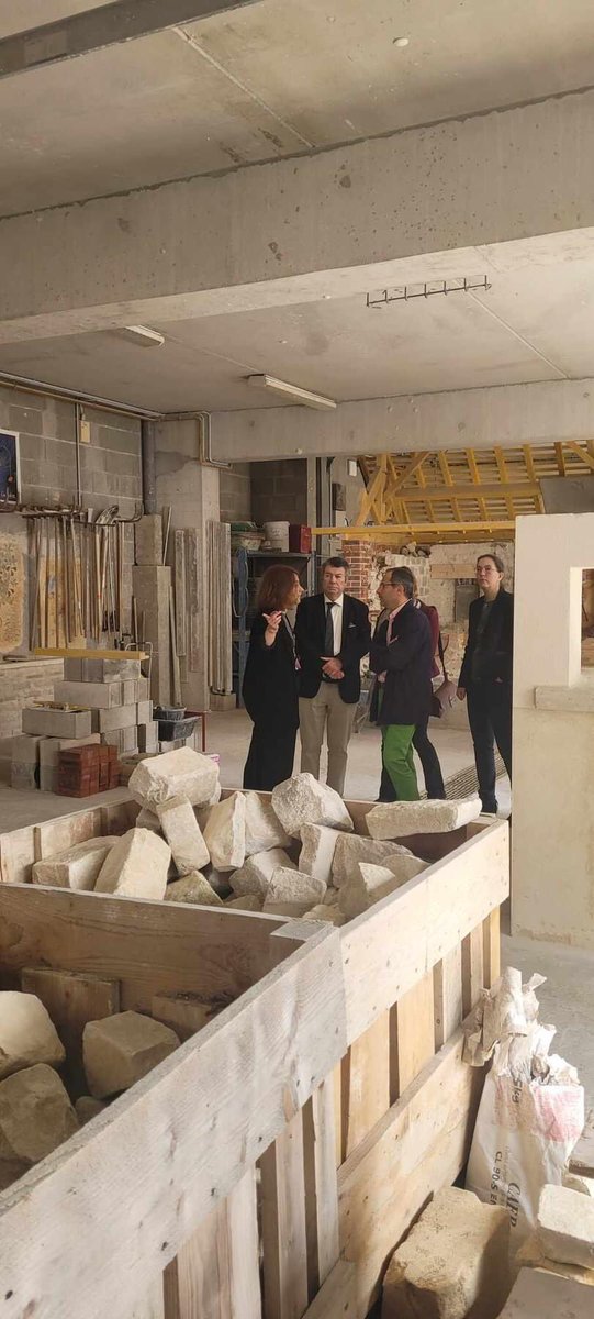 AJussiaume's tweet photo. Visite des ateliers de notre partenaire #IUMP lors de la journée des métiers d’art. Riche partenariat au service du nouveau diplôme de @universitereims: la licence professionnelle métiers du #batiment gestion du patrimoine bâti @UrcaCampus3 @FacSESG https://t.co/z1kngK6WjZ