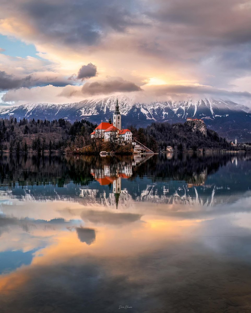 Mesevilág a hegyek között 🌄

#ifeelslovenia #loveslovenia #igslovenia #thisisslovenia #visitslovenia #travelgram #travel_drops #bestplacestogo #shot_europe #topeuropephoto #ig_europe #europe_moments #europefocus #incredible_europe #europe_perfection #visiteurope #besteurope