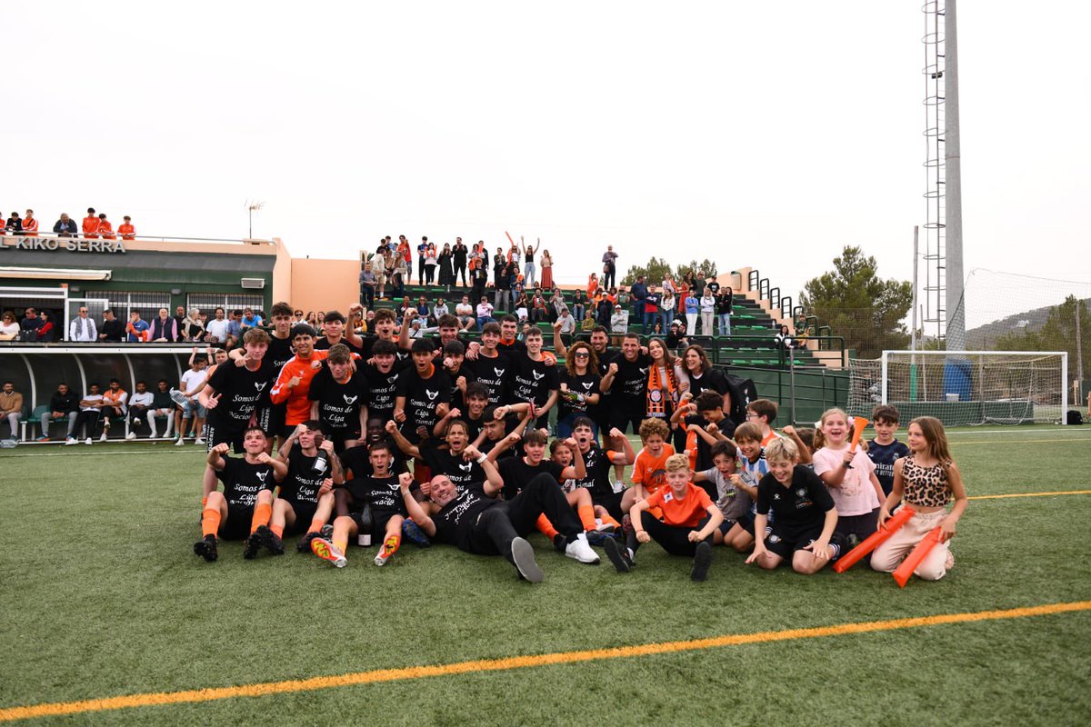 SE_Pindependent's tweet photo. ENHORABUENA a nuestros chicos 🦁🚀 y a todo el cuerpo técnico porque hoy han hecho historia en la Penya Independent 🏆

Gracias a todos los que habéis venido a acompañarnos 🖤🧡 https://t.co/bCHlkh47Ex