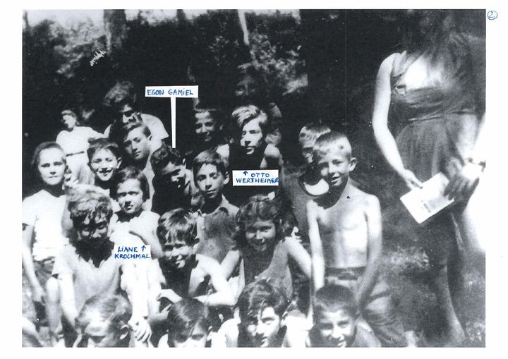 Le 6/04/1944, sur ordre de Klaus Barbie, 44 enfants dont 6 avaient été internés aux Milles, furent déportés avec leurs 7 éducateurs de leur refuge d’Izieu à Auschwitz pour être aussitôt assassinés. 80 ans plus tard, la Fondation n’oublie pas les vies fauchées de ces innocents.