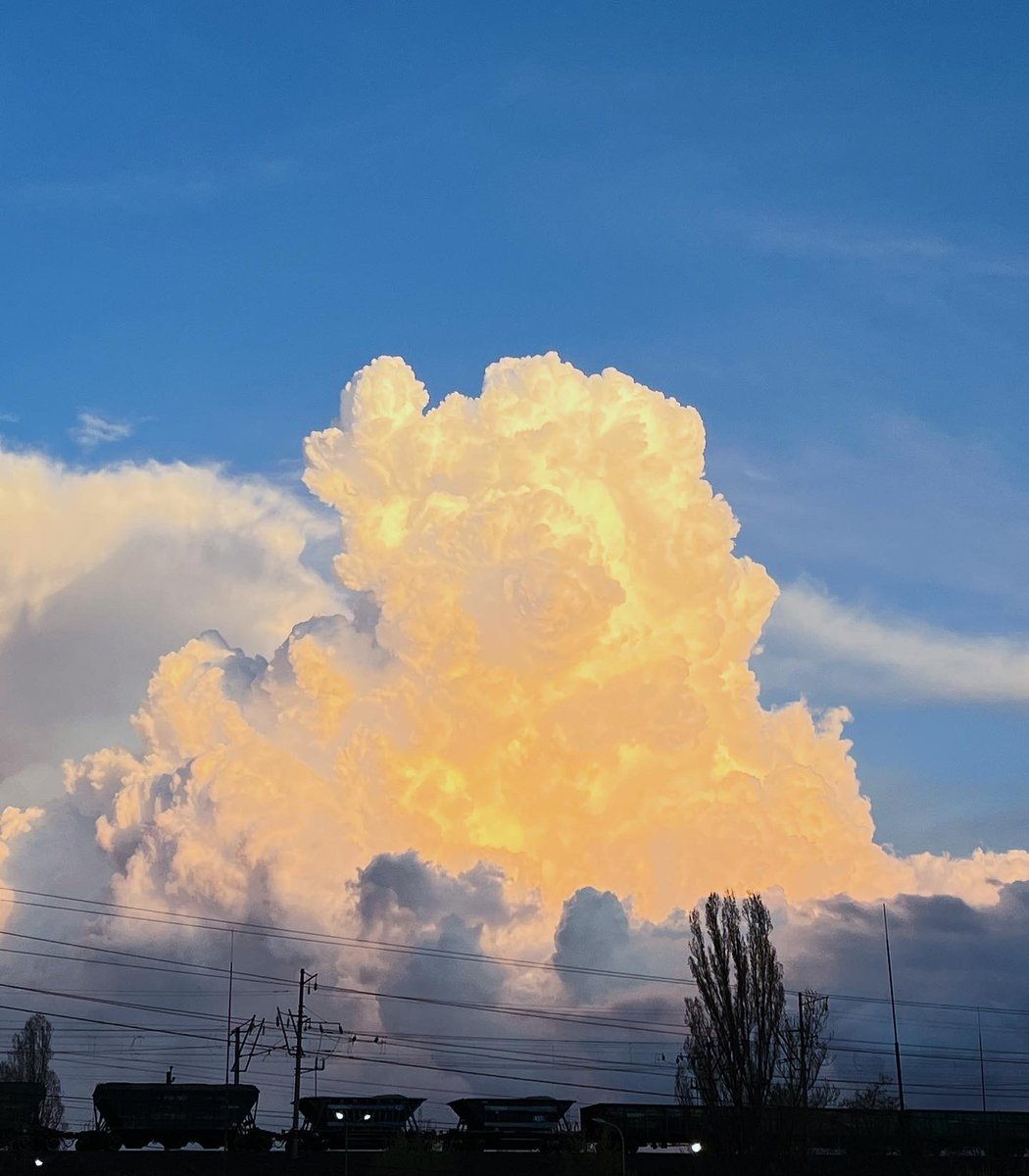 “Cloud” by Arkhyp Kuindzhi and Cloub by Mother Nature today in Vinnitsya, Ukraine. <a href="/onfamua/">Одеський національний художній музей</a> and me