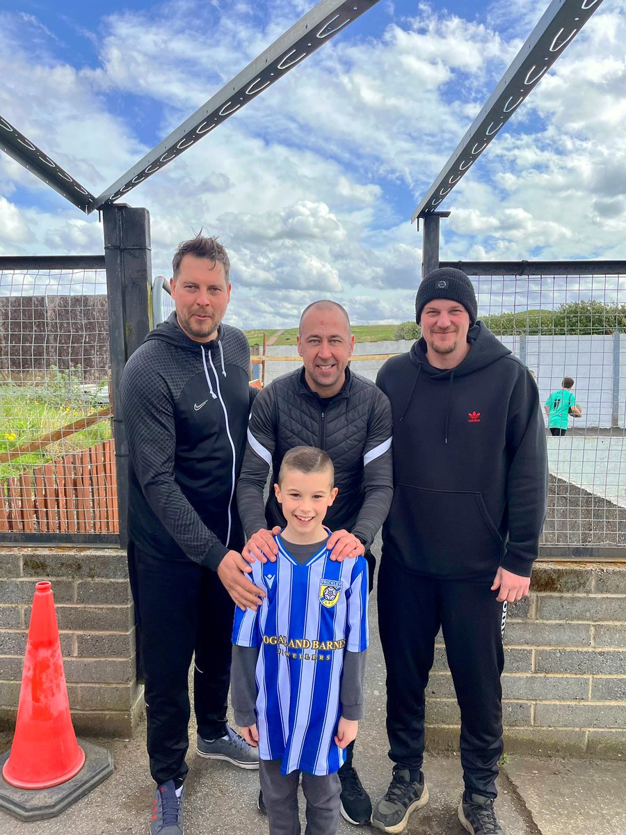 Josh with the 3 @frickleyafc musketeers! @johnstan1303 @tonksy2907 @lpotts22 🔵⚪️🔵  #forzafrickley #comeonyoublues #no1frickleyfans