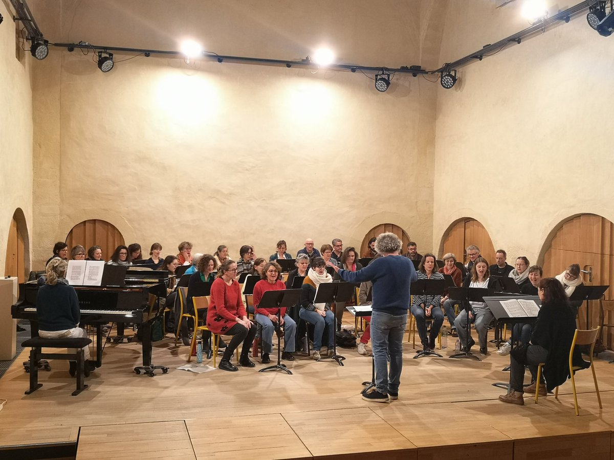 Chr_Lucas35's tweet photo. 💯% #EAC 🎶 | Répétition du chœur régional sous la direction de Gildas Pungier (@melismes2) au conservatoire de Vannes. Bientôt le concert à l'@OperadeRennes (22 juin 2024).
@acrennes @DRAEAC_Bretagne @MairieDeVannes https://t.co/WmdP9a7kzs
