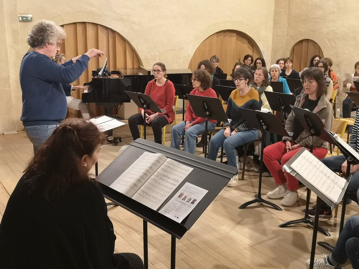 Chr_Lucas35's tweet photo. 💯% #EAC 🎶 | Répétition du chœur régional sous la direction de Gildas Pungier (@melismes2) au conservatoire de Vannes. Bientôt le concert à l'@OperadeRennes (22 juin 2024).
@acrennes @DRAEAC_Bretagne @MairieDeVannes https://t.co/WmdP9a7kzs