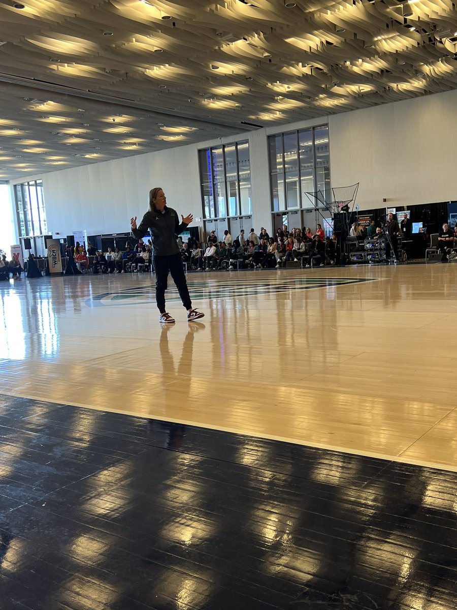 Really cool to hear @TUWBX Juli Fulks’ on-court presentation at the @WBCA1981 convention! Love that the @HCACDIII and D3 is front and center!