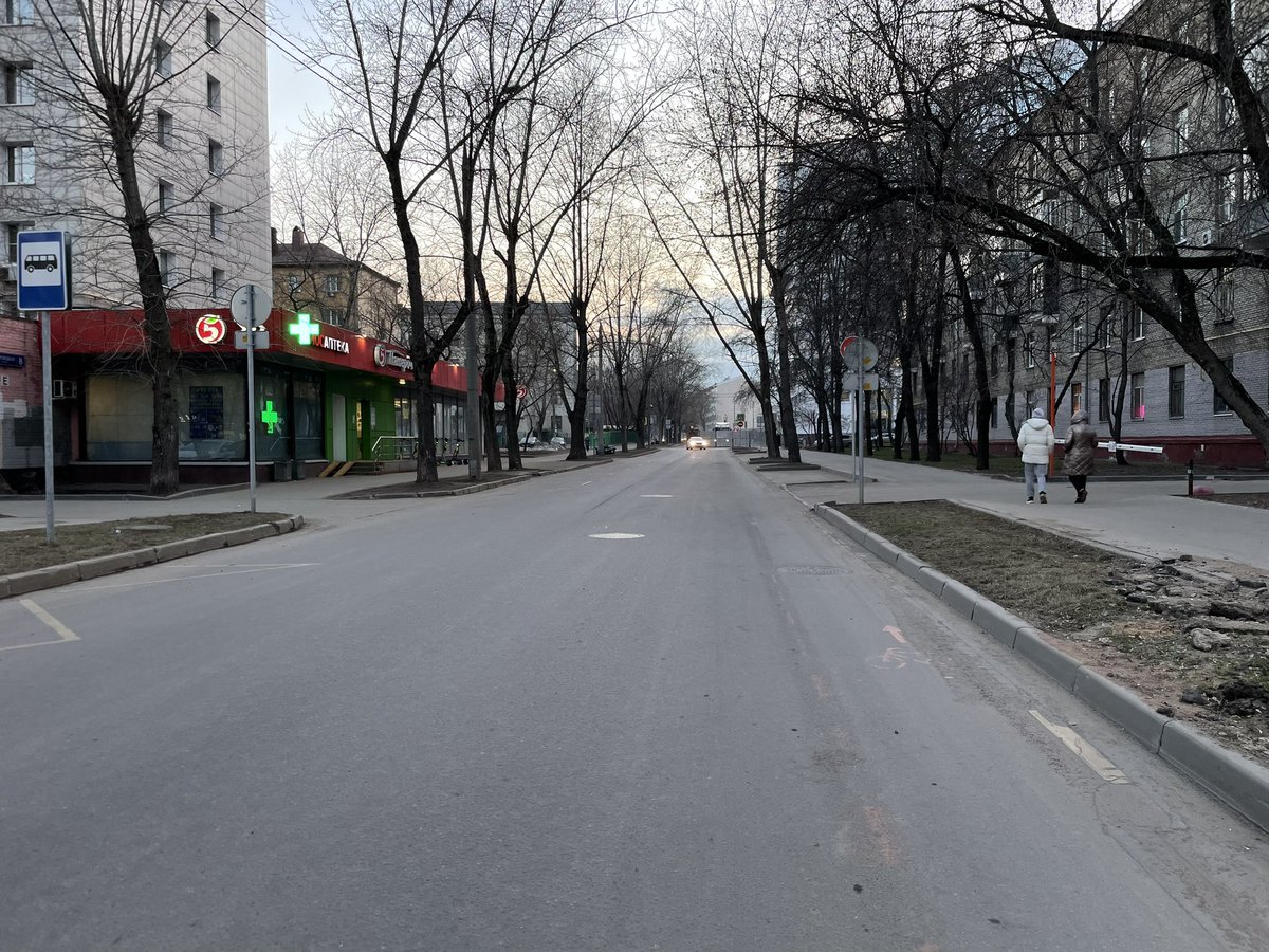 Быстровозводимая велоинфраструктура в Кишиневе и в Москве. Если вы не видите разметку двусторонней велополосы в Москве, то она стерлась еще осенью.