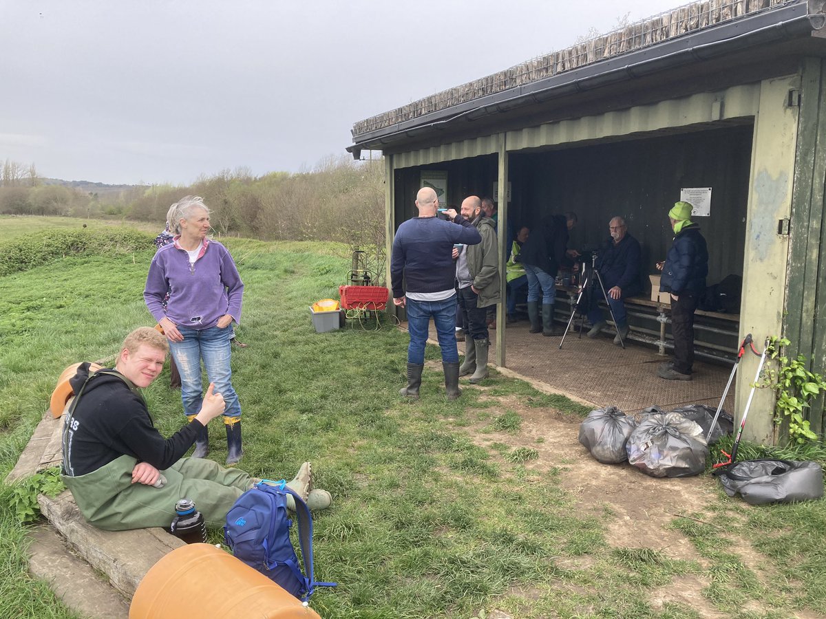 A huge thank you to the 20 volunteers who attended our work party. We litter picked, strung up the hops behind the shelter, & removed all the old fence panels from Bells Piece. Great to see so many new faces & the amazing Growth Team from @SurreyChoices .