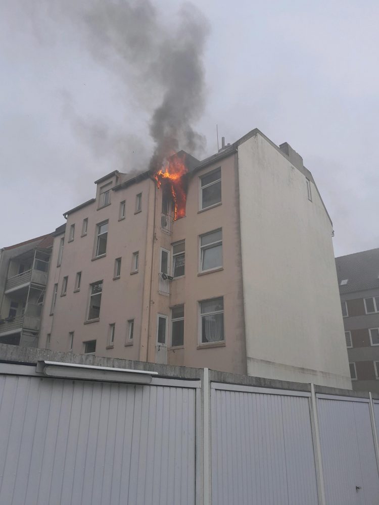 Wohnungsbrand mit vermissten Personen in einem Mehrfamilienhaus: #Bremerhaven (ots)   Die Berufsfeuerwehr Bremerhaven wurde gegen 17:00 Uhr in die Düppelstraße zu einem Wohnungsbrand mit… cityreport.pnr24-online.de/wohnungsbrand-… #Blaulicht #Feuerwehr #HansestadtBremen #Bremen #Bundesländer