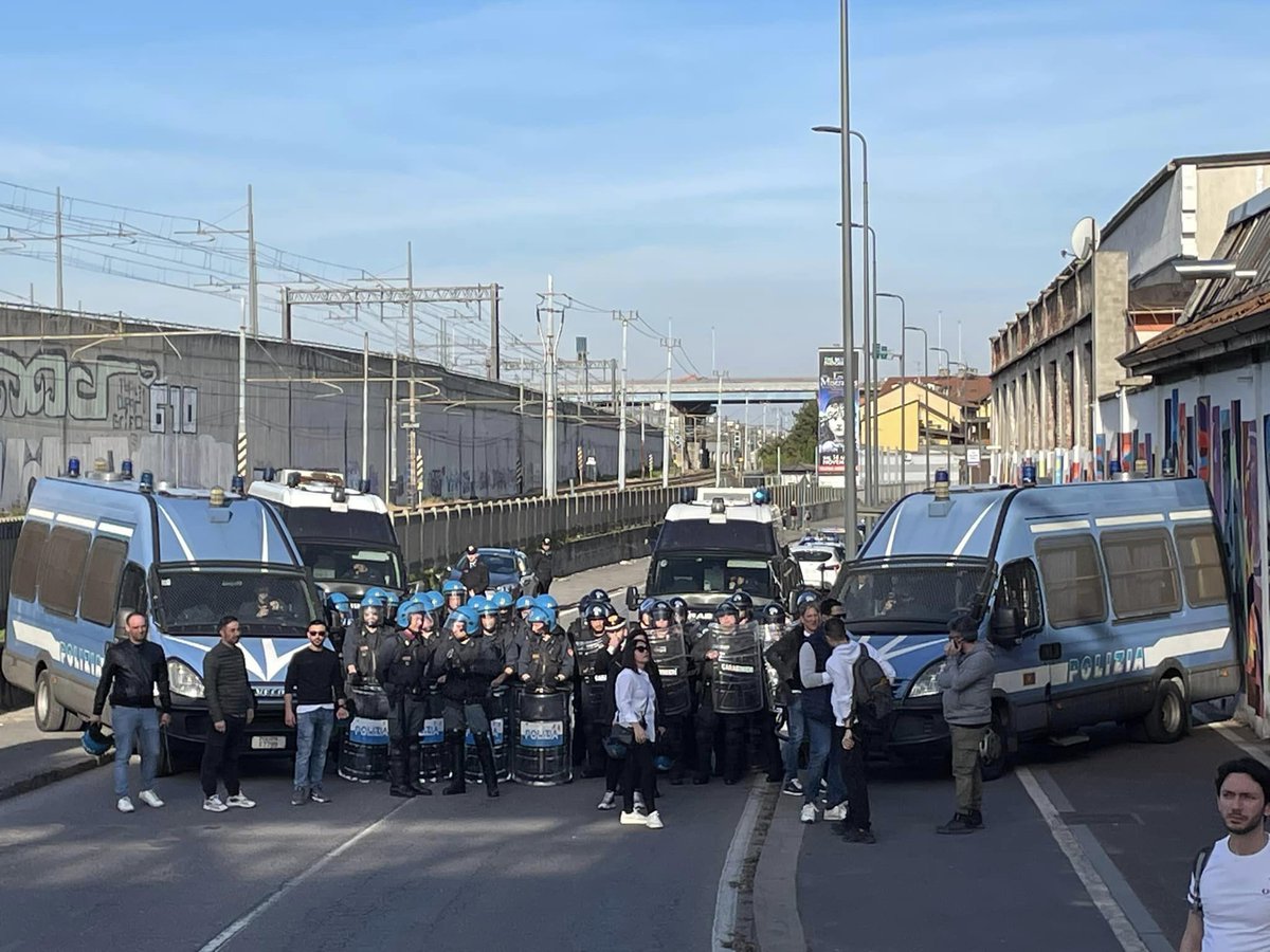 NOCPR, 5.000 IN PIAZZA Oggi un corteo ha raggiunto il CPR di via Corelli blindato da uno schieramento di Forze dell'Ordine. In piazza chi non vuole fingere di non vedere l'orrore @radiondadurto @radiopopmilano @nocpr1 @MeltingPotEU @DinamoPress @Muhlbauer_ #NoCpr