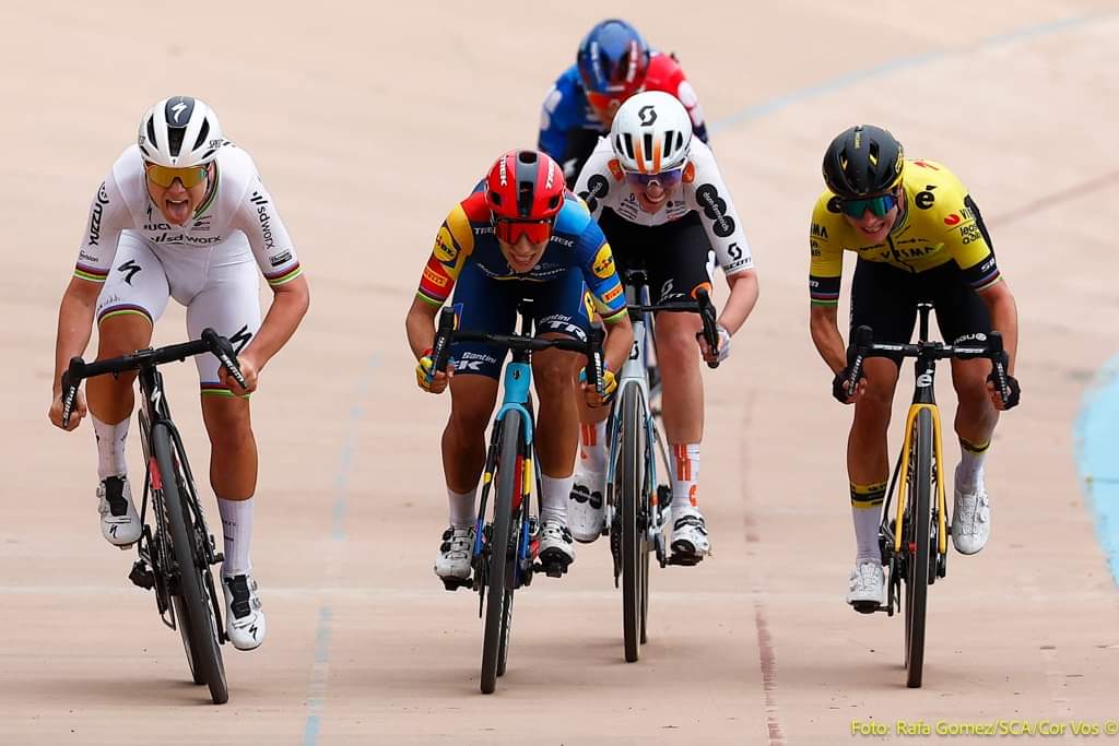 SupporterVos's tweet photo. #ParisRoubaixFemmes It was so close, but the long sprint just fell short today! Nevertheless, such a strong race from Marianne and the whole @visma_lab_women https://t.co/NNCizfUgcr