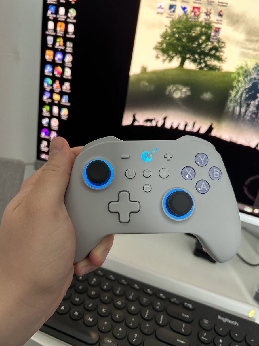 nick_2905's tweet image. Bezapelacyjnie najlepszy pad, jakiego trzymałem w rękach. Gałki z efektem Halla to cudo, a przyciski i krzyżak też mocne. No i najlepsze - działa zarówno z PC, jak i Switchem. Pady od Xboksa nawet nie mają podjazdu do #GuliKit ❤️
