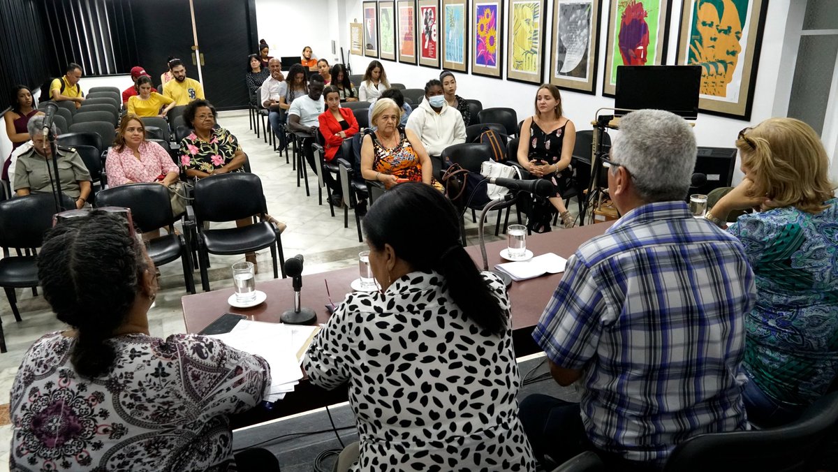 Durante el X Encuentro de Becarios DACCRE, @AnaTeresitaGF, directora general de la DGACCRE, expresó la importancia que el gobierno cubano concede a estas becas, expresión del fortalecimiento de los vínculos con nuestros nacionales residentes en el exterior. #JuntosXCuba 🇨🇺