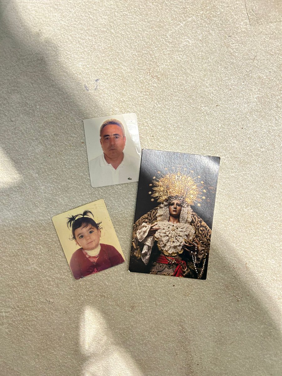 nunez_beatriz's tweet photo. Mis compis de trabajo y yo necesitamos ayuda para localizar a la chica que se dejó estás fotos personales en nuestra tienda de Sevilla. Imaginamos que tendrá algún tipo de valor sentimental
#Sevilla #fotoperdida https://t.co/Hv69w8JqeO