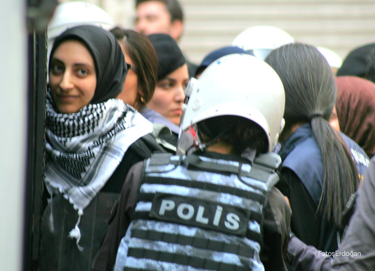 Bugün Türkiye-İsrail ticaretini protesto eden gençler ters kelepce ile göz altına alındı. via @filistinicinbin