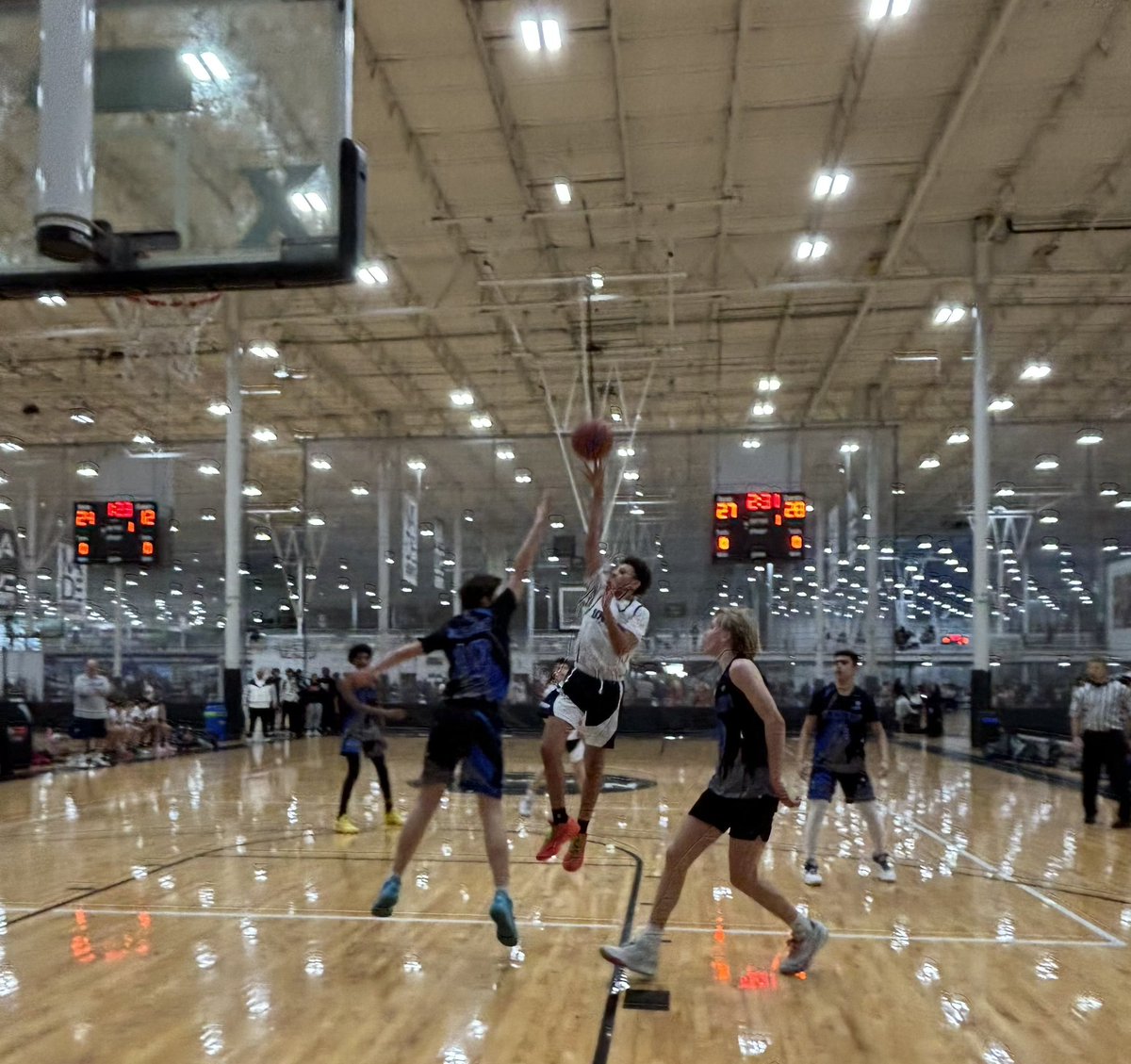 United 7th (2029) outscores NJ Blue Chips 74-60 in gm1 @madehoops S1. Ryan Grundy (25 pts 7 rebs 13 asts 6 stls), Jackson Boyd (21 pts 5 rebs 7 asts), Jason Beck (11 pts), and Logan Jankowicz (6 pts 8 rebs) led the way #2-0 🔵⚪️🏀