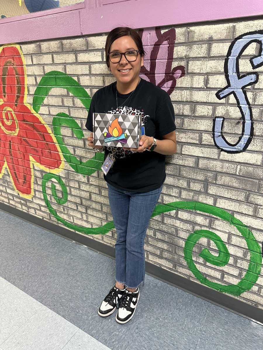 Check out our #EduRockstar of the week Stephanie Salas. @Mssalas01 She uses @MicrosoftFlip in her classroom to increase student engagement. Way to go Stephanie!🎉💖 @TechECISD @ZavalaMagnet
