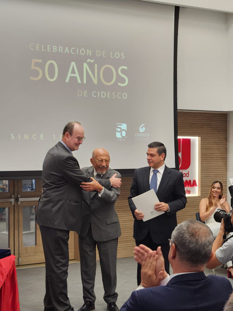 RectorJaveCali's tweet photo. Ayer reconocimos al doctor Luis H. Pérez Páez con la Medalla Félix Restrepo, S.J. Su impacto en la educación y su compromiso con la excelencia académica y la responsabilidad social, ha dejado una huella significativa para la educación del Valle del Cauca y la comunidad @lauao https://t.co/TIdXhlkXIr