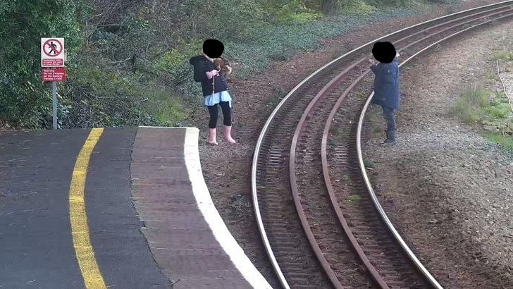 Over the last few weeks @BTP have responded to children trespassing on the lines alongside serious offending including youths arrested for #Burglary & #GoingEquipped in #Doncaster We urge parents/guardians to know where their children are and to warn them of the railway dangers