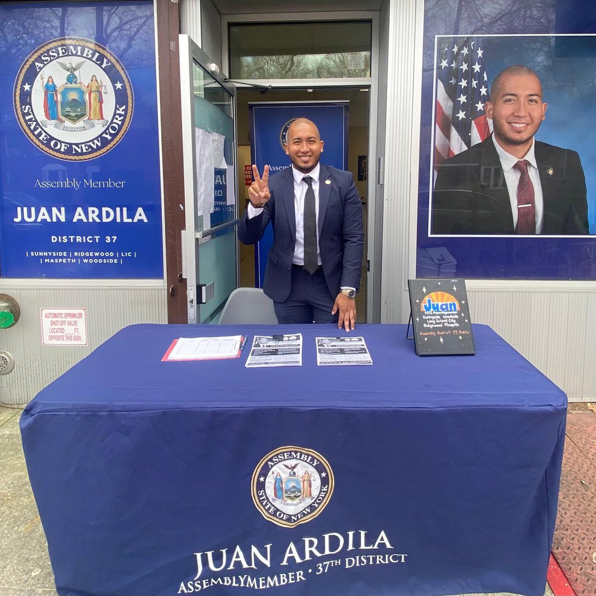 ☀️ Happy to serve & be accessible to the community during our Saturday office hours! Come stop by if you have any concerns or say hi! 👋 #Sunnyside #Ridgewood #LIC #Woodside #Maspeth