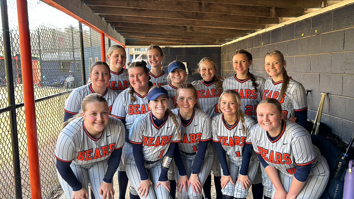 UHSSoftball1's tweet photo. Union vs. Elizabethton #saturdaysareforthegirls https://t.co/uyC5RqRGpT