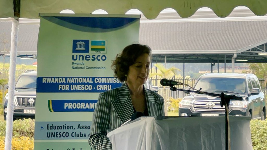 Umuyobozi Mukuru w'Ishami ry’Umuryango w’Abibumbye rishinzwe Uburezi, Ubumenyi n’Umuco, <a href="/UNESCO/">UNESCO 🏛️ #Education #Sciences #Culture 🇺🇳</a> #Audrey Azoulay yashyize ku Rwibutso rwa Jenoside rwa Murambi ruherereye muri <a href="/gasakasector/">Gasaka Sector</a>, ikimenyetso cy’uko rwanditswe ku rutonde rw'Umurage w’Isi.