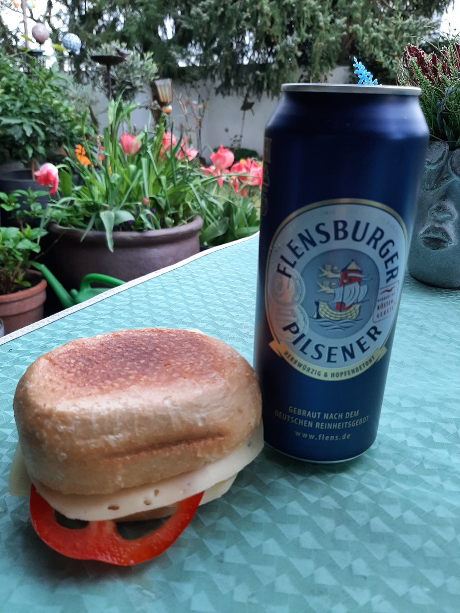 Amchanagi's tweet photo. @Aussermensch Ja? - Ich war am Überlegen, schauen oder nicht. - Na, erstmal ein ( wenn auch aus der #Dose und damit ohne #Plopp) #FlensburgerPilsener. - Dir gute, hoffentlich, Unterhaltung. https://t.co/Kh57khzffF