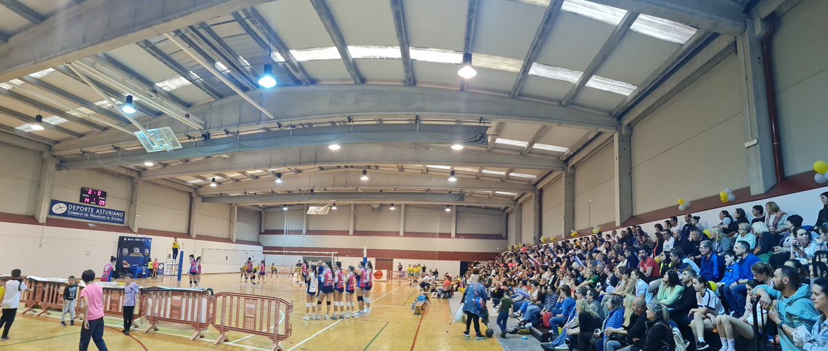Con Genaro , concejal de Deportes en la fase final del campeonato de Asturias cadete de voley. Ambientazo en el Polideportivo Alfonso Rodil de los Campos. Animando a la <a href="/ADLosCampos/">A.D Los Campos</a>
