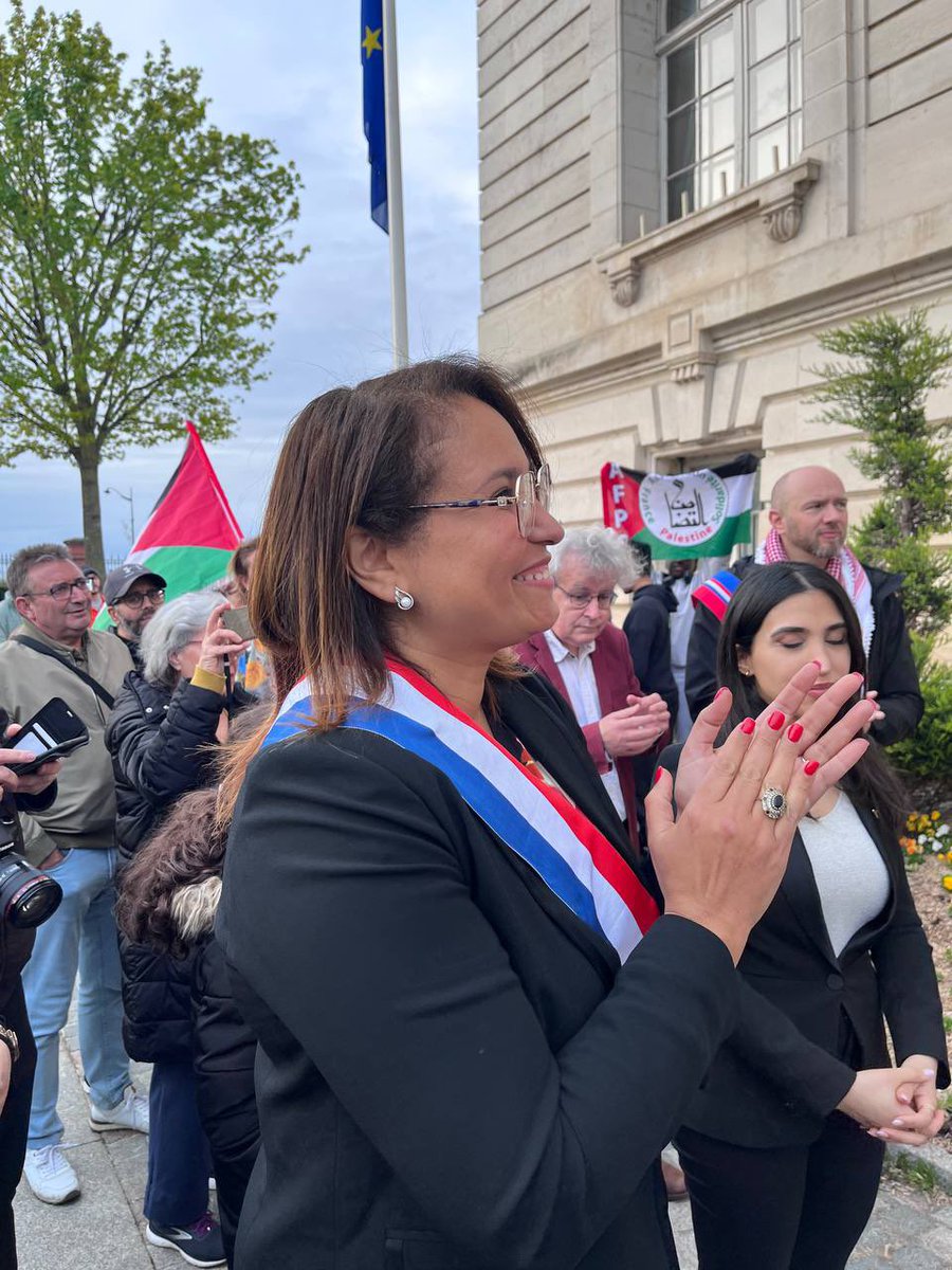 ⚪️ À l’initiative de la municipalité de Corbeil-Essonnes, j’ai assisté à la levée du drapeau de la 🇵🇸, en soutien à #Gaza. Nous appelons les villes voisines, notamment Évry-Courcouronnes qui a retiré le drapeau il y a quelques années, à renouer avec ce geste de solidarité !