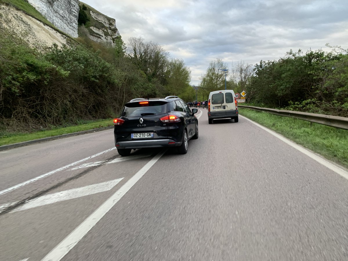 Un #DATP de qualité 🤦‍♂️ Le mec se retrouve bloqué derrière un autre conducteur et ne peut ensuite rien doubler. Manoeuvre 100% inutile. (Coucou Magaly oui j’utilise mon téléphone au guidon, c’est très grave mais en cas de problème j’ai les plaques, c’est le but)