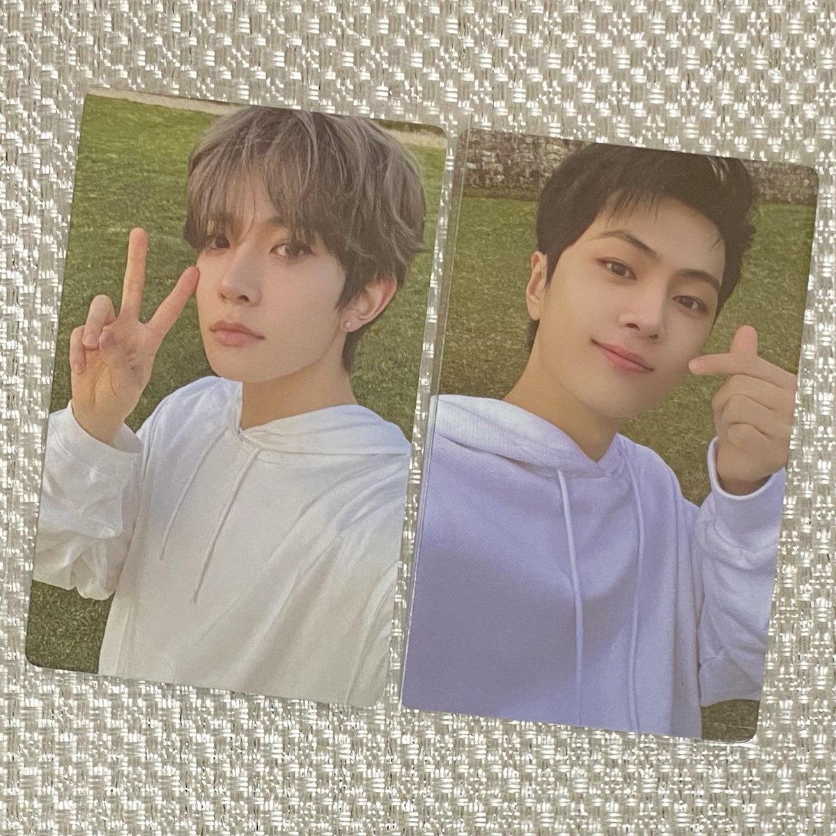 【Giveaway】

2 Winners 🎉

Photo card 
( Heeseung, Jay )

✅Be sure to read the pinned post

⭐︎Reply with desired member name
⭐︎Please participate only one per person

Ends: April 7, 13:00 KST

#HEESEUNG #JAY #ENHYPEN #Yuri_GA
