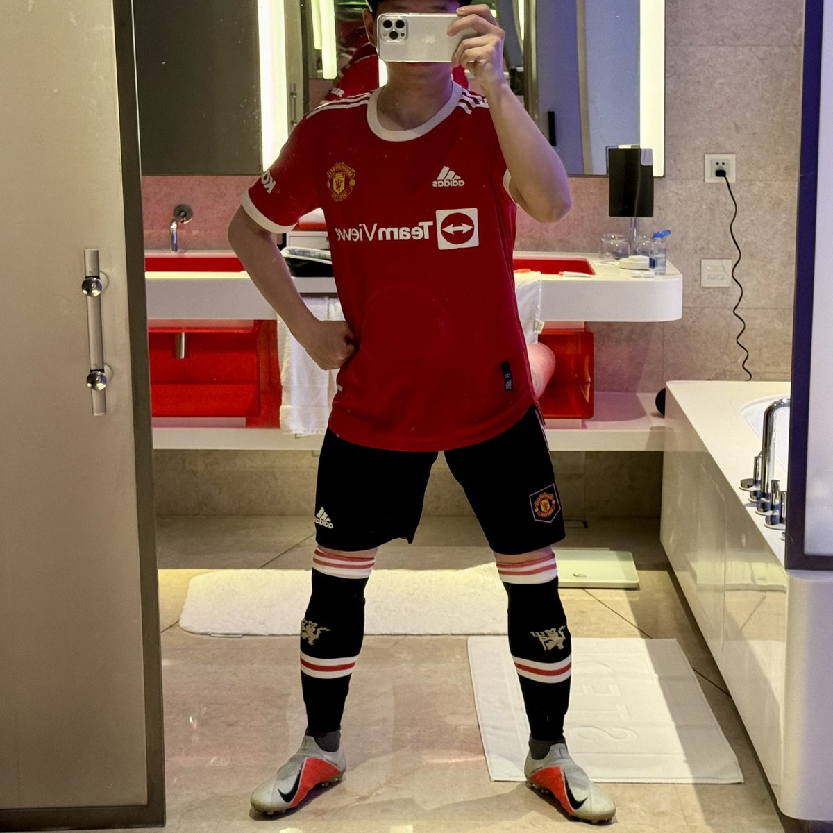 曼联球员穿戴整齐被带到情趣酒店拍写真
没想到球场上帅气的足球装备在忽红忽蓝的灯光下显得如此淫荡不堪
不知今晚会被榨几次