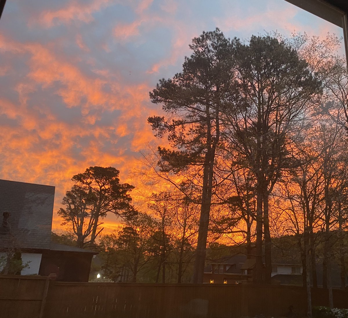 I don’t usually get to see the sunrise when I leave for work, but today I did! This was the view from my sunroom. I’m on @KATVNews Saturday Daybreak talking your weekend forecast, eclipse clouds, and a lot of rain next week. Join us now thru 10am!