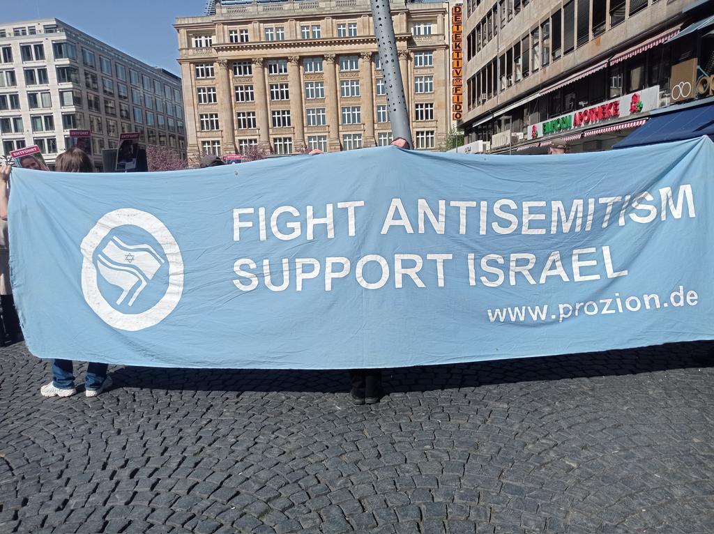 jamesholdenOG's tweet photo. Jetzt Zwischenkundgebung dea #Quds-Aufmarsches auf dem Roßmarkt mit Redebeiträgen.
Im Sichweite die #antifa|schistische Gegenkundgebung.
#b0604
#ffm0604 https://t.co/pwSEqrOLQz