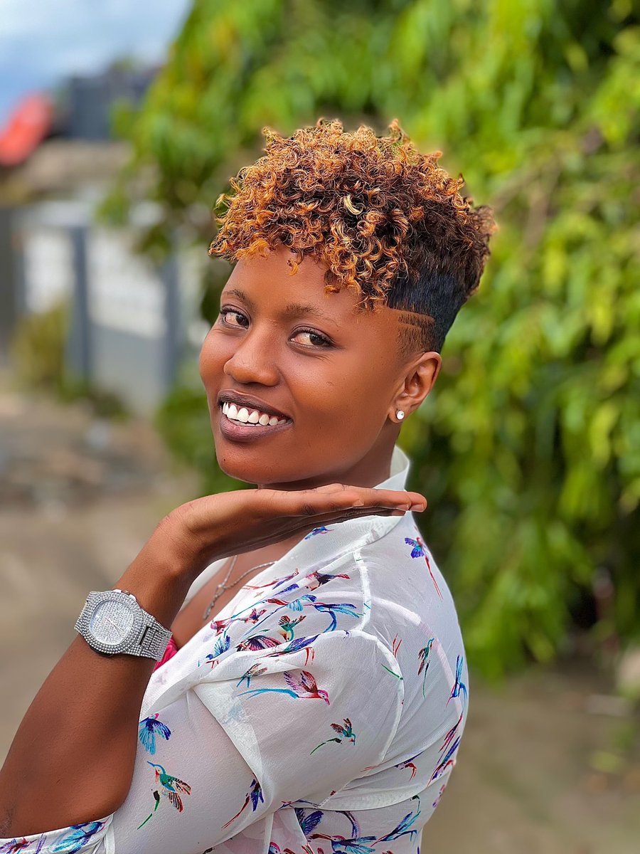 Cuttingmastertz's tweet photo. Kupendeza ndo hukuu bnaa 🥰 Niwakumbushe tuu tunafanya kila kitu kinachousiana na Nywele zako 🤔🤔 Usiogope kuuliza Hatufanyi Biashara Tunatoa Huduma 🥰 akaribu tukuhudumie 🙏🏽🙏🏽🙏🏽 #waachewapendeze #nguvuyanywele #cutting_master_family  #0714757882 https://t.co/4zBFydMPey