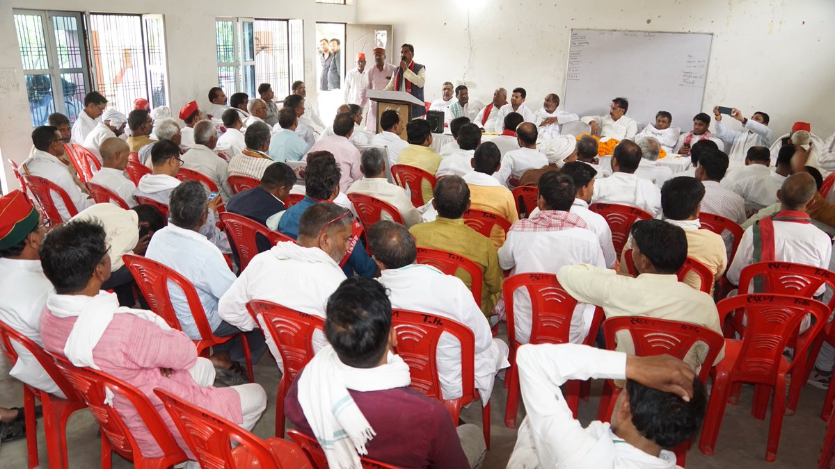 मधुबन विधानसभा में ब्लाक, ज़ोन और सेक्टर के पदाधिकारियों के साथ आगामी चुनावों की रणनीति पर बैठक
<a href="/yadavakhilesh/">Akhilesh Yadav</a> <a href="/samajwadiparty/">Samajwadi Party</a>