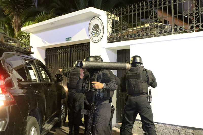 ruizhealy's tweet photo. Todos los mexicanos debemos condenar la invasión de la embajada de #Mexico en Quito, #Ecuador. Al ordenar el ataque, el presidente @DanielNoboaOk violó un principio fundamental del derecho internacional. Por ello la comunidad internacional debe imponer sanciones diplomáticas, políticas y económicas contra Ecuador. Ayer fue la embajada mexicana, ¿mañana cuál otra?