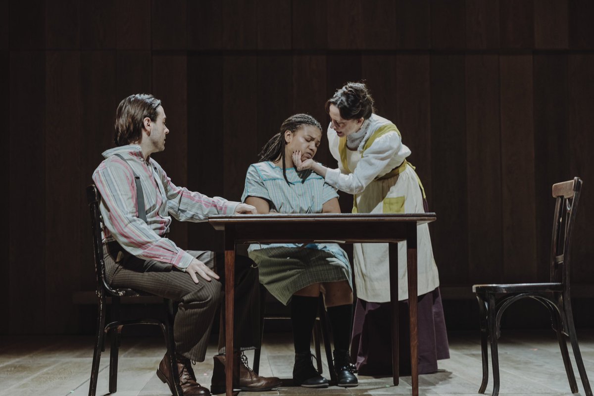 teatrelliure's tweet photo. Hola, Grover’s Corners! 

Ja som a @EscenaVilanova a punt per començar la gira de #LaNostraCiutat, el clàssic de Thornton Wilder que dirigeix @ferranutzet. 

🤎 Últimes entrades per avui: https://t.co/xrCOxcov3m..

📍 La resta de parades, aquí: https://t.co/v06IjVdXN1 https://t.co/nsVGhpL1Ss