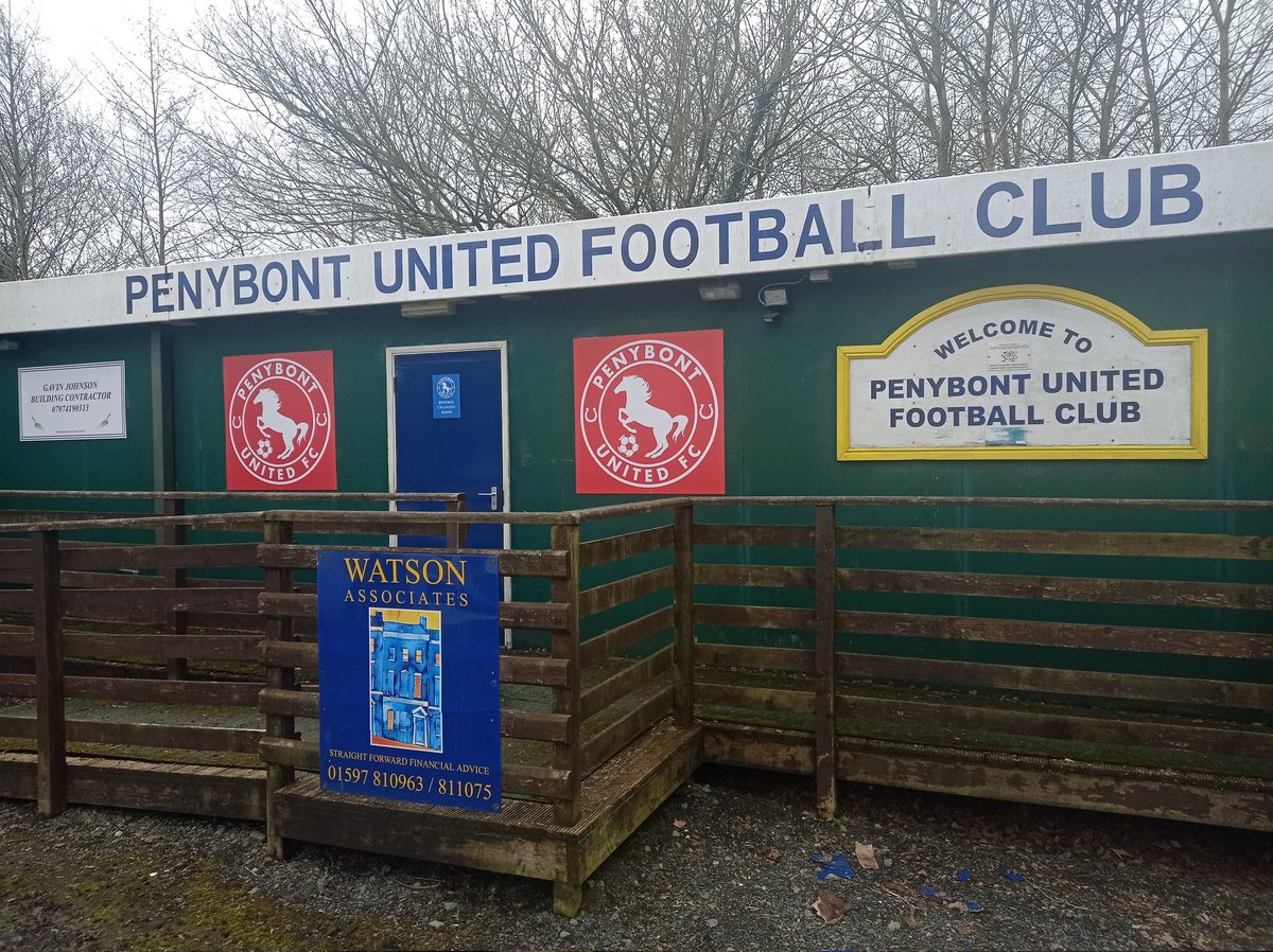 Arrived at The Racecourse for @penybontutd v @RhayaderTownFC in their @MMPestateagents Central Wales League (South) Radnorshire derby. @BnRExpress @CTSport @CambrianNews @CentralWalesFA @AllWalesSport @CollinsWFM @YClwbPelDroed @footballtrav @NonLeagueCrowd @sgorio @cymru_sport