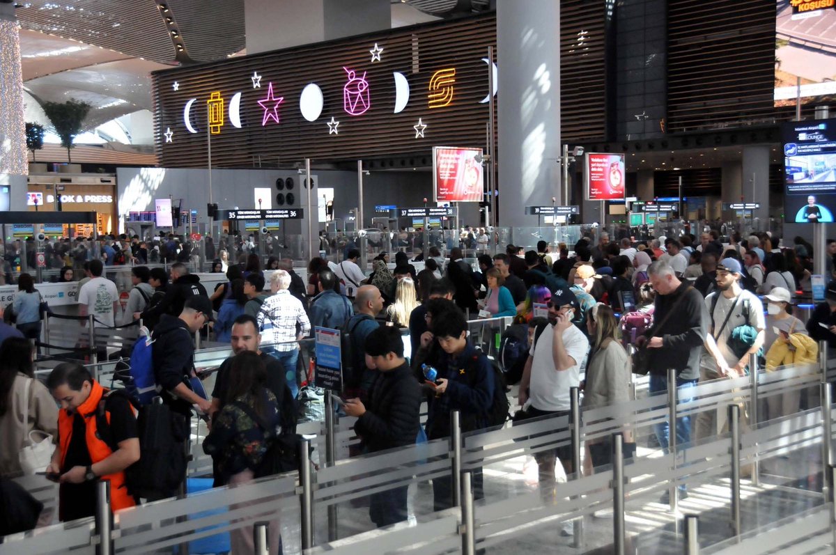 İstanbul Havalimanı'ndan dün 1512 uçuşla, 222.072 yolcu seyahat etti.