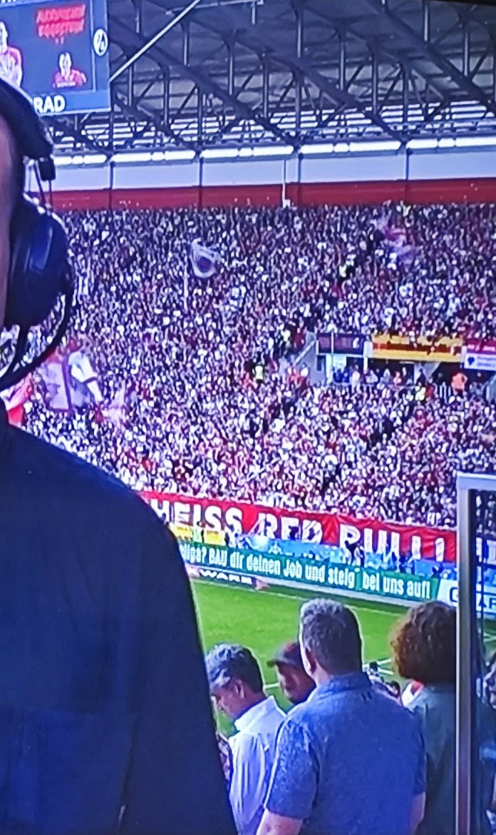_Flugratte_'s tweet photo. Ich mag es, wie die Werbebande das #ScheissRedBull verdeckt.

#SCFRBL https://t.co/PjHT72coH1