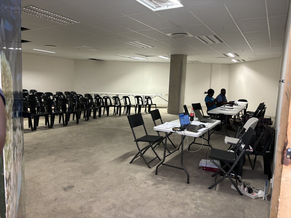 JuliaHeita1's tweet photo. Ola guys….there’s an empty mobile MTC SIM registration team in wernhil (the new side of the mall). Please go register your SIM cards 🫰🏽 https://t.co/NZgq5mrun5