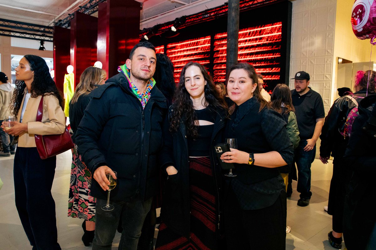 sashastiles's tweet photo. How lucky are we to get to hang out and celebrate art and friendship and creativity and community? Thank you to everyone who came out on Thursday night.
@gucci / Photos by Laura Fuchs
#REPETAE #AgainAgain #GucciAncora https://t.co/yDEu6aQVtF
