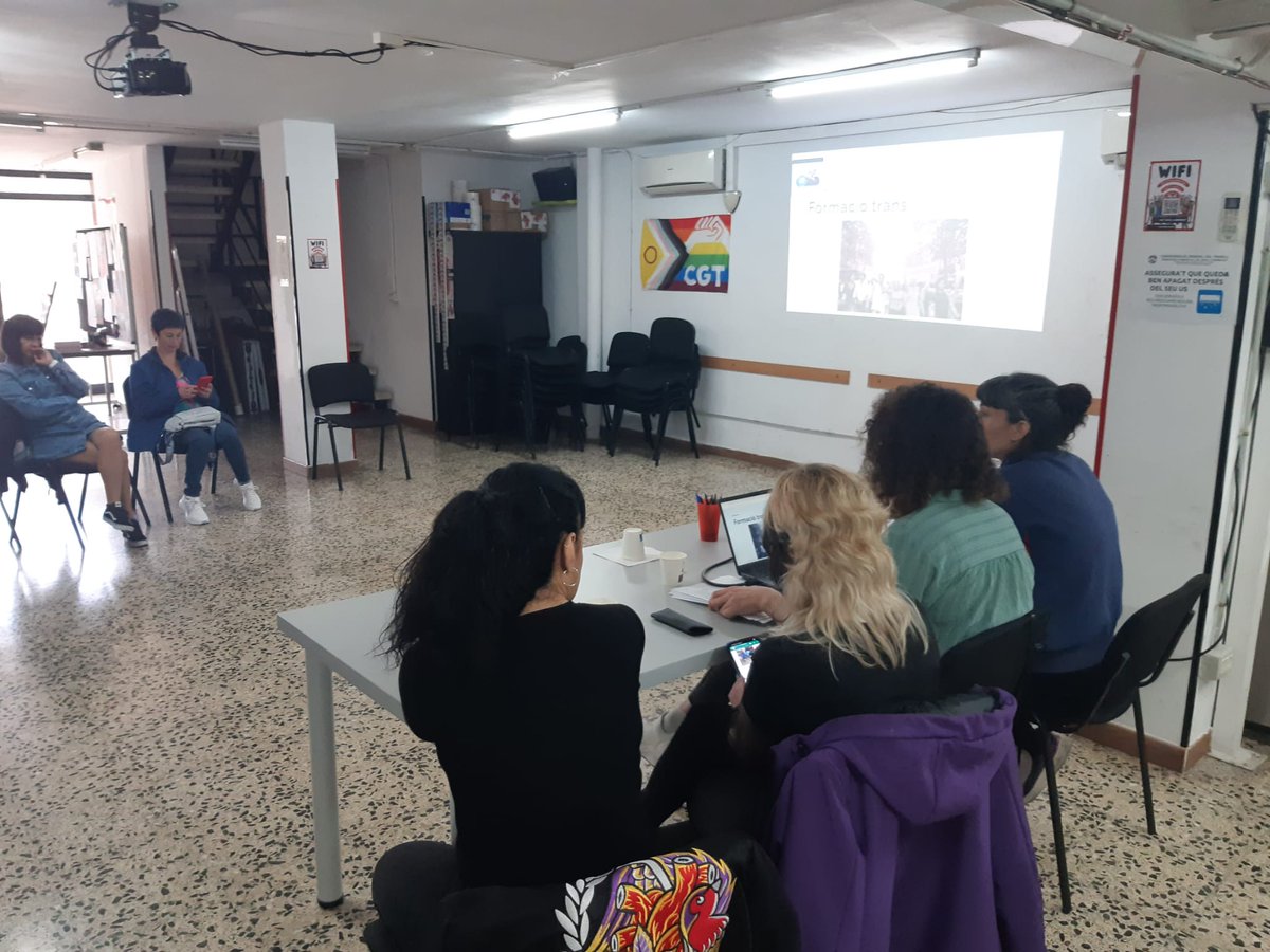 Genere_CGT's tweet photo. Avui hem fet una formació a la seu de @CGTBaixLlob per explicar la realitat de les persones trans que ha tractat el gènere, el context històric, les reaccions a la realitat trans i la llei trans i LGTBI espanyola. Finalment, hem acabat amb una proposta política anticapitalista ❤️‍🔥 https://t.co/UsU6CxaYTN