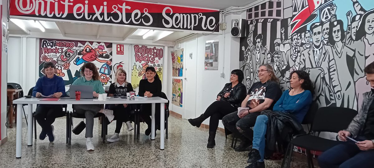 Genere_CGT's tweet photo. Avui hem fet una formació a la seu de @CGTBaixLlob per explicar la realitat de les persones trans que ha tractat el gènere, el context històric, les reaccions a la realitat trans i la llei trans i LGTBI espanyola. Finalment, hem acabat amb una proposta política anticapitalista ❤️‍🔥 https://t.co/UsU6CxaYTN