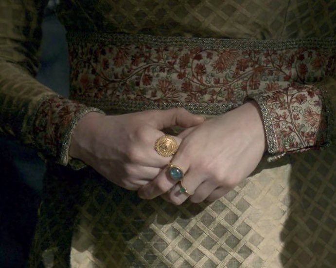 the sunflower ring is representing aegon(that’s her wedding ring btw), the pale blue ring is representing dreamfyre and the green ring is representing her mother’s faction