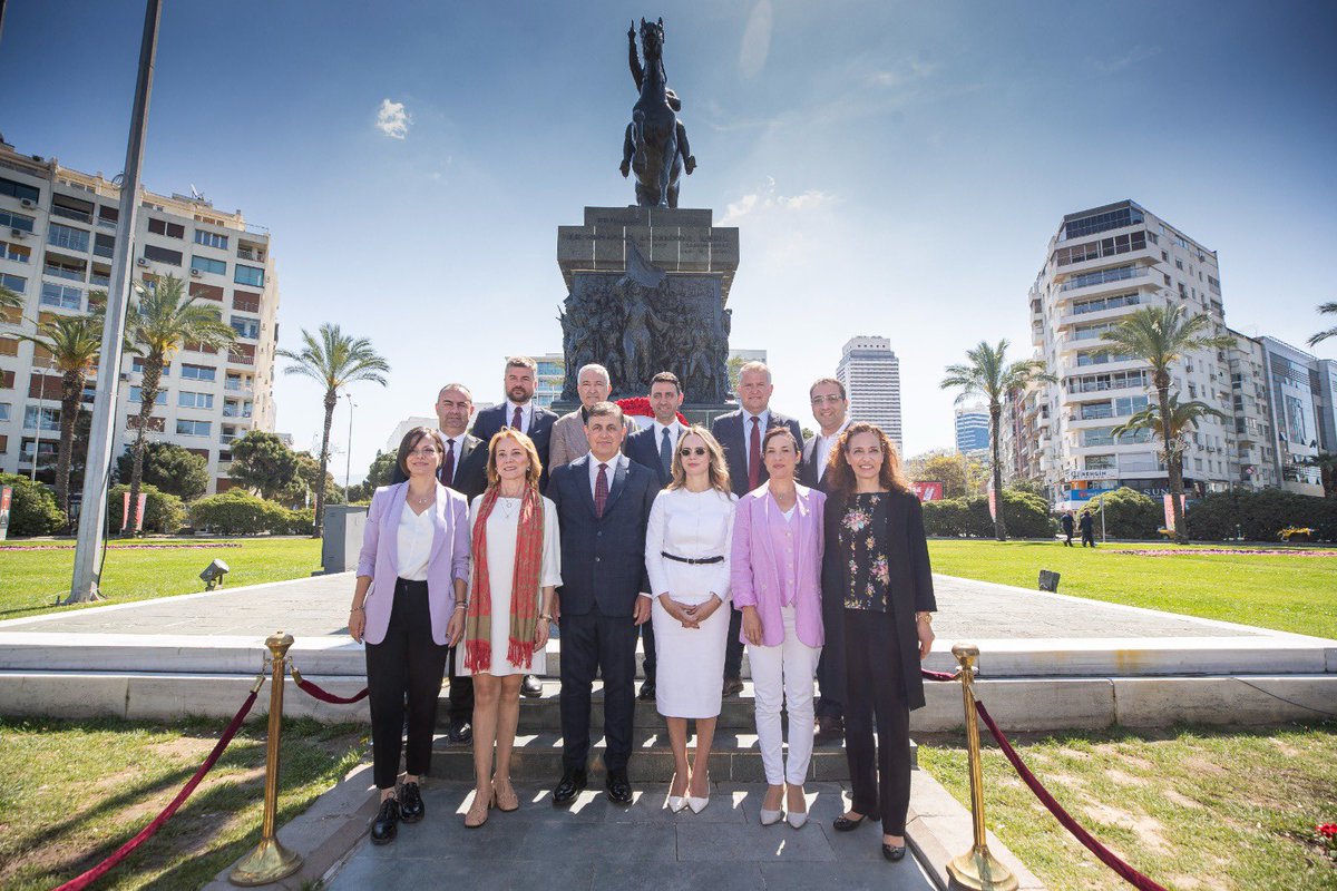Görevime başlamadan önce Cumhuriyet Meydanı'nda partililerimiz ve halkımız eşliğinde Atatürk Anıtı'nda saygı duruşunda bulunduk ve çelenk sunduk. Hep birlikte Izmir için çalışmaya hazırız.
