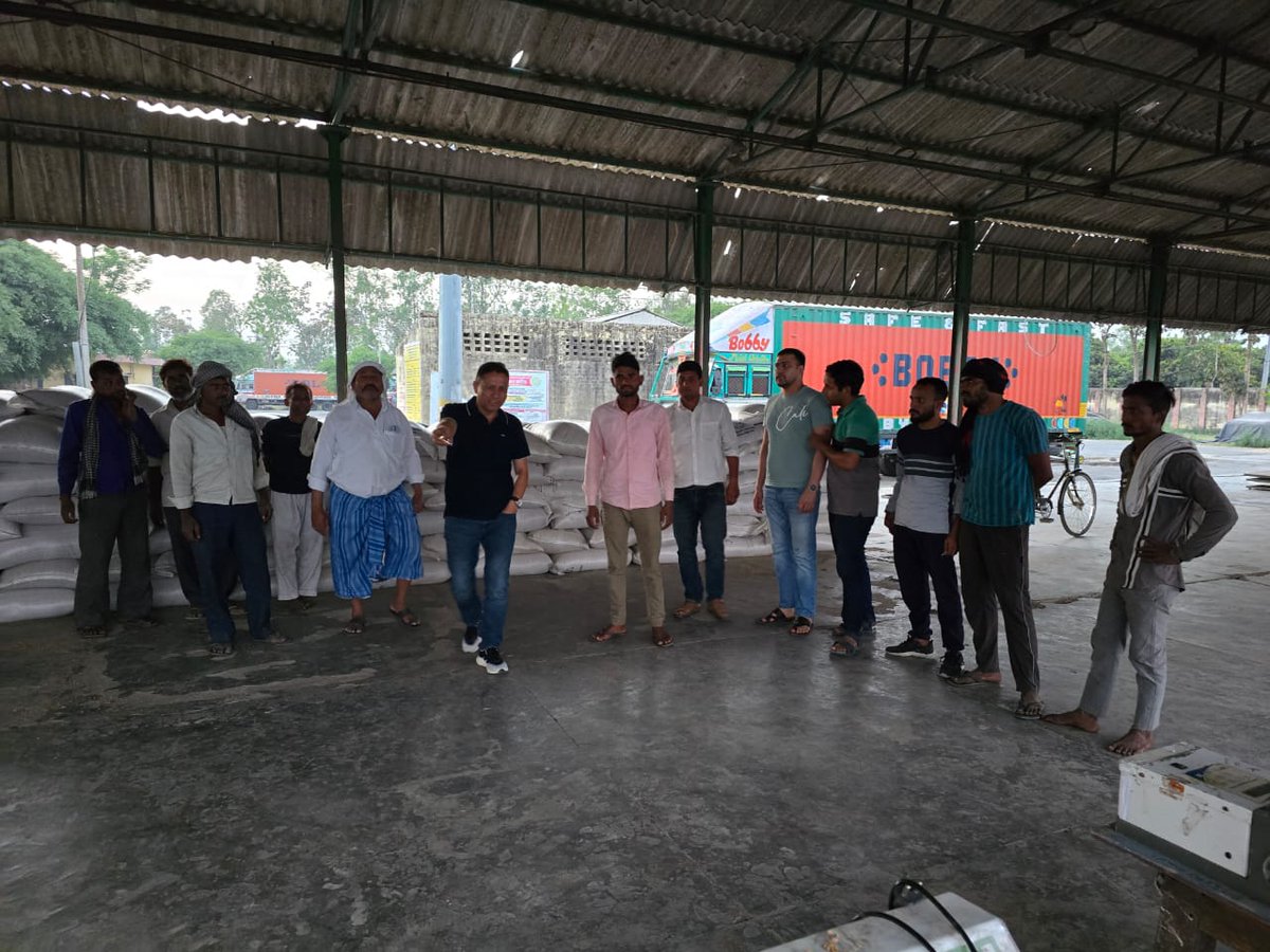 DoMoradabad's tweet photo. आज मण्डल कार्यालय मुरादाबाद  के राजस्व जनपद रामपुर के अंतर्गत FCI  के गेहूं क्रय केंद्र -मंडी शाहबाद में  गेहूं विक्रय हेतु आए किसानों का स्वागत करते हुए एमएसपी ₹2275/- प्रति कुंतल एवं ₹20/-  प्रति कुंतल (सफाई इत्यादि) कुल ₹ 2295/- प्रति कुंतल पर गेहूं खरीद का शुभारंभ किया गया https://t.co/UaLc77BB6A